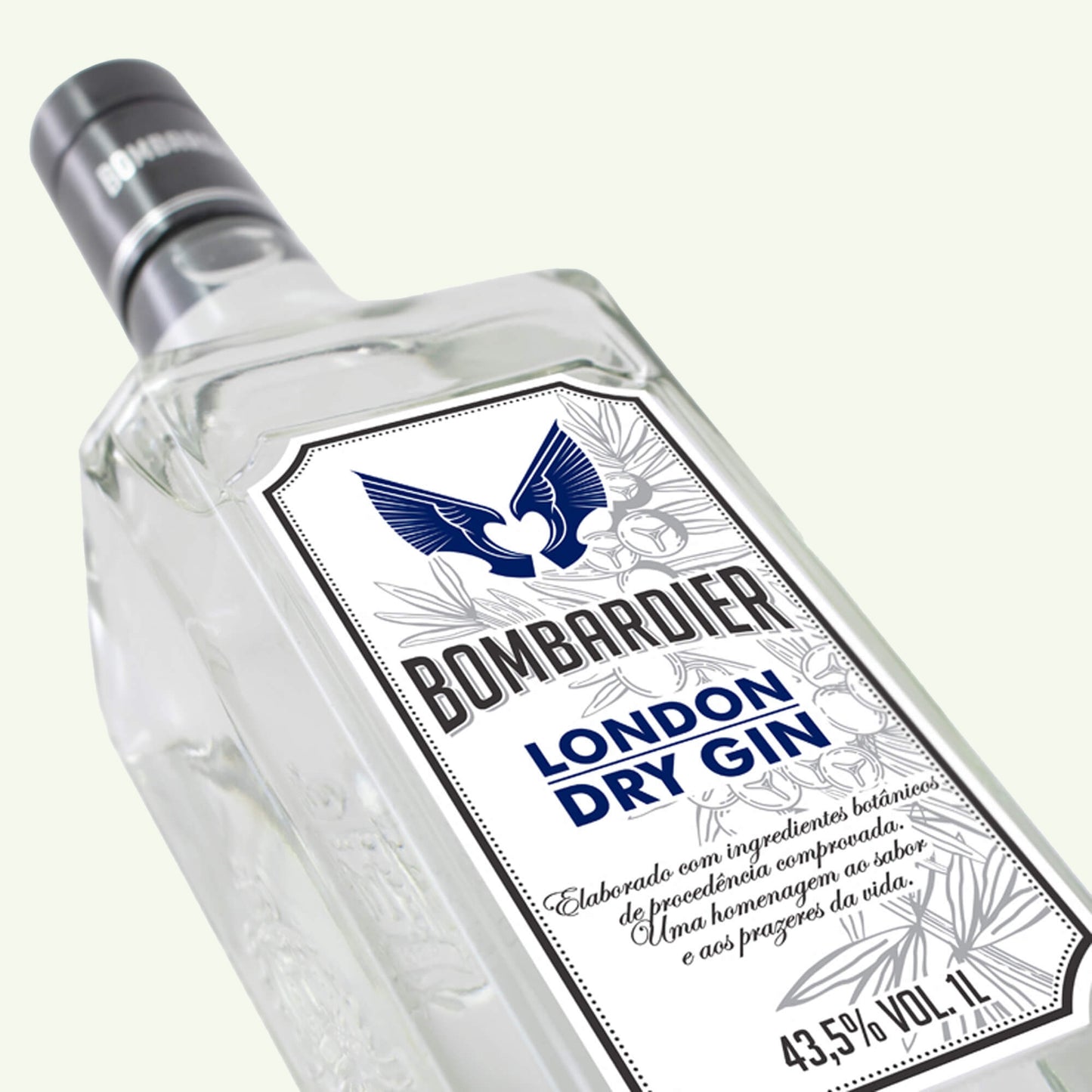 Garrafa de Bombardier London Dry Gin com rótulo, mostrando sua pureza e ingredientes botânicos naturais, 43,5% ABV, Adega Miss