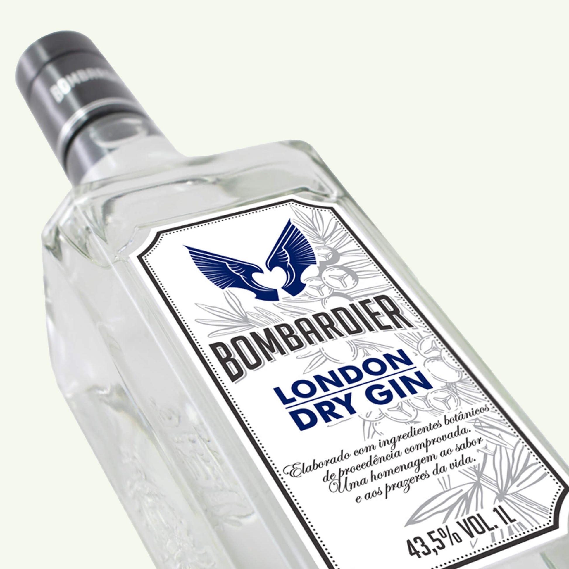 Garrafa de Bombardier London Dry Gin com rótulo, mostrando sua pureza e ingredientes botânicos naturais, 43,5% ABV, Adega Miss
